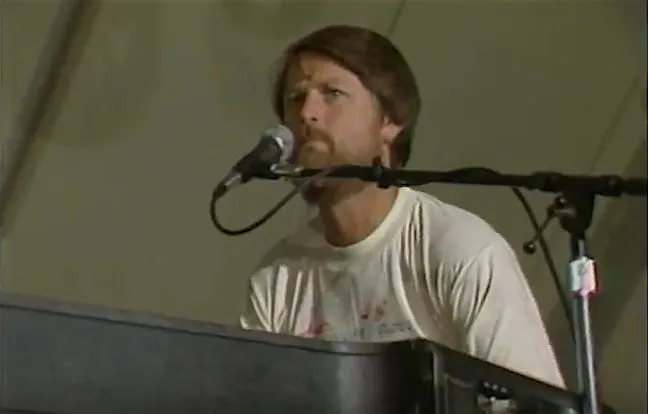 Brian Wilson hraje s Beach Boys v roce 1983